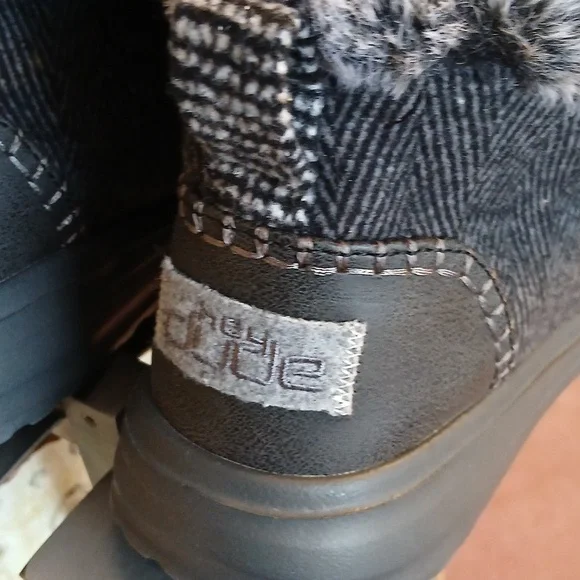 Nwot Hey Dude Size 7 Slip-ons - Picture 2 of 10